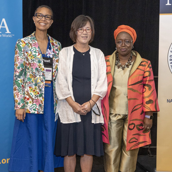 Chimin Lee Metzler receives the Advocate of the Year Award.