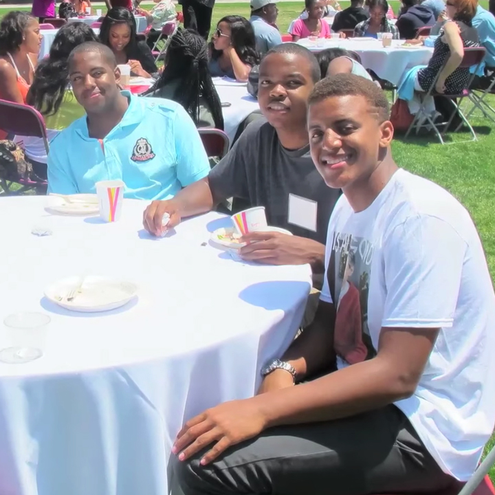 Students eat and chat together at TLC event.